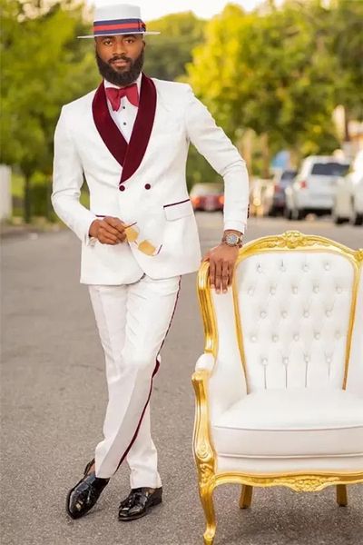 Trajes para hombre africanos árabes Esmoquin de boda Solapa de terciopelo burdeos Dos piezas Slim Fit Moderno Blanco Novio Desgaste Novio Padrino Fiesta de graduación Blazer Pantalones