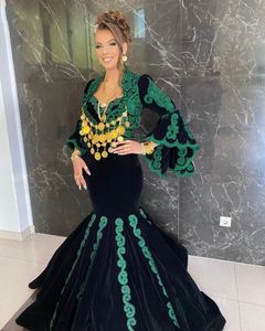 Dubaï Dubaï Black Velvet Sirène Robes de soirée avec des appliques en dentelle verte Flare Long Manches marocaines Kaftan Forme Form Gowns