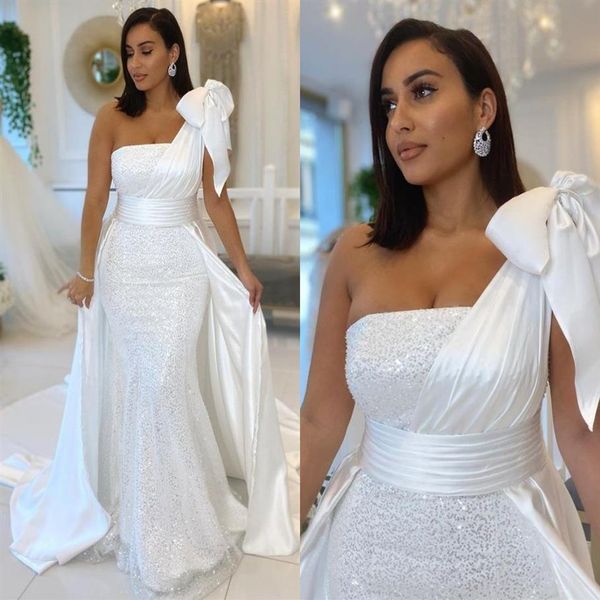 Arabe Dubaï Sirène Robe De Soirée Blanche Une Épaule Formelle Robes De Soirée De Bal Avec Arc Satin Et Paillettes Overskirt Vestidos De No282m