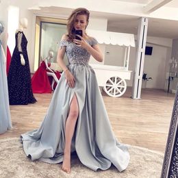 Arabisch elegante Sliver off schouders avond formele jurk 2021 goedkoop lang met dop korte mouwen hoge spleet satijnen optocht prom jurk v62