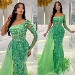 Arabische avond Dubai Green Mermaid -jurken met overskirt een schouder formele prom -jurk kralen Kralen Rode loper jurk Ruches Robe de Soiree