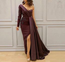 Arabe Myriam Fares fendu côté robes de bal 2022 dentelle une épaule une ligne bordeaux mode robes de soirée BC10543653750