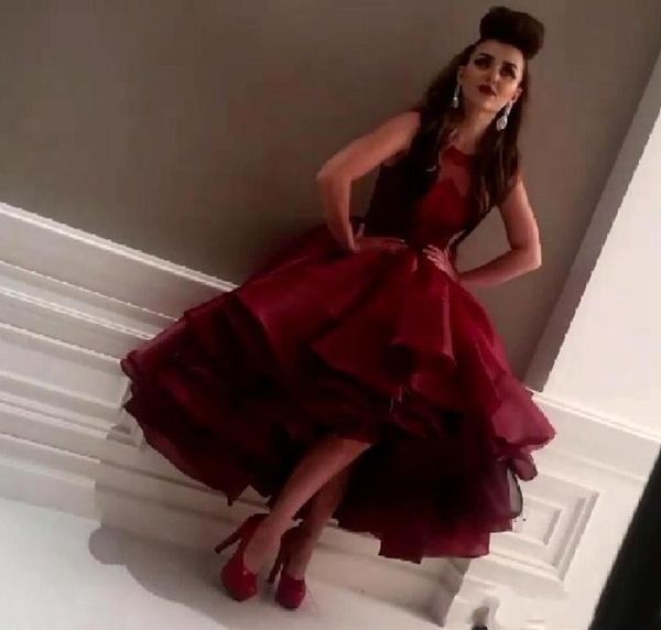 Árabe Nuevo Dabai Vestidos de fiesta de color rojo oscuro Vestido de fiesta Hi-lo Cristales con cuentas Organza con gradas Ropa de fiesta formal Vestidos de noche personalizados