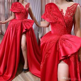 Arabe rouge jupe bouffante robes de soirée 2020 pure bijou cou dentelle broderie perlée sexy fente robe de bal arabe Dubaï occasion robes formelles