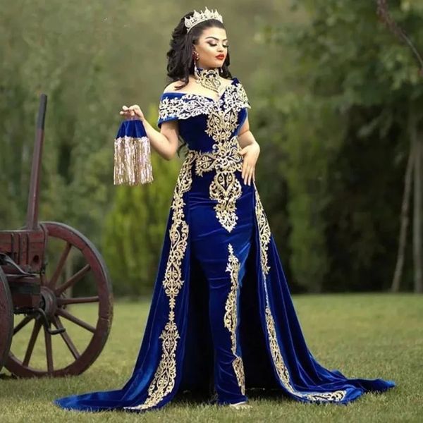 Vestidos de noche de terciopelo de Turquía árabe con hombros descubiertos y cuello en V vestido formal largo de fiesta de celebridades azul real para mujer 2023 vestido de fiesta con vaina y apliques de encaje dorado