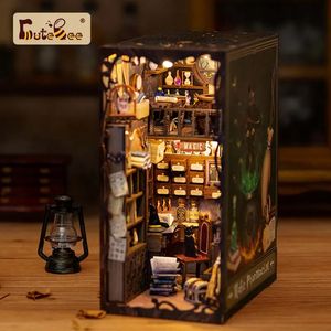 Architecture/Bricolage Maison CUTEBEE DIY Book Nook Kit Miniature Dollhouse Book Nook Touch Lights avec meubles pour cadeaux de Noël Magic Pharmacist 231122