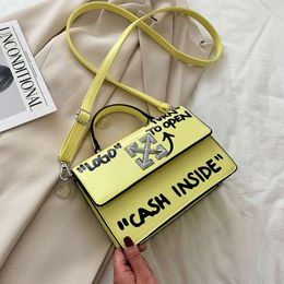 Sont vendus à bas prix en ligne Hip Hop Graffiti lettres personnalisé Portable petit sac 2024 été nouveau une épaule mode Msenger