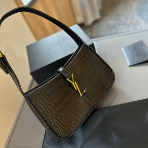 Sac à aisselle Sac de créateur de femmes Luxury Luxury Élégant rétro Bronze Metal Mardware Strap avec sac à main de fixation à crochet de lettre