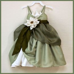 Robes de fille de fleur spaghetti verte de l'armée pour mariage 2017 à la main à la main volants en perles de perles de concours