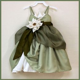 Vestidos de niña de flores de espagueti verde militar para boda 2017 Volantes de flores hechos a mano Vestidos de desfile de niñas con cuentas por encargo Niños Form294W