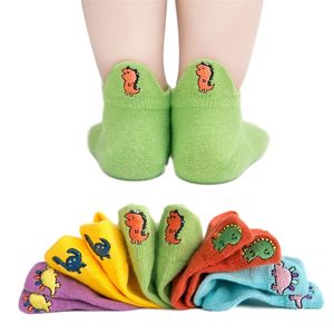 Arrivée 5-pack enfant en bas âge enfant adorable dinosaure brodé bonbons chaussettes multicolores pour 6-10 ans enfants 210528