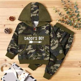 Aankomst herfst en winter 2-delig baby peuter jongen camouflage brief print hoodie sportieve harembroek set 210528
