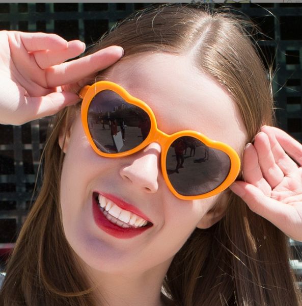 Venta al por mayor, gafas de sol con forma de corazón para mujer, gafas lindas de amor, gafas de sol rosadas de diseñador de marca Vintage con forma para gafas de fiesta