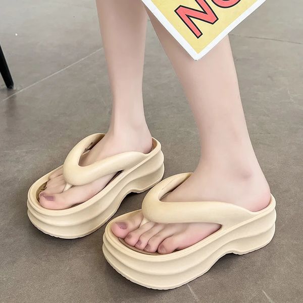 Plate-forme d'arrivée tongs tongs femmes pantoufles d'été femelles chaussures à talons hauts mixtes couleurs douces filles de plage de plage de rue 240410