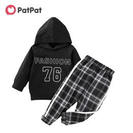 Aankomst Lente en Herfst 2-delige Baby Peuter Letter Hooded Pullover Plaid Broek Set Kinderkleding 210528