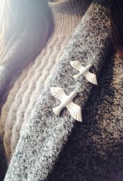 Art frais rétro métal blanc pigeons peace colombe broche poitrine badge badge col collier aiguille en gros