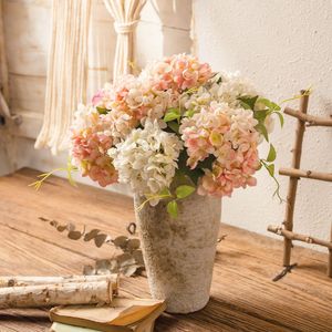 Flores artificiales Azul Rosa Blanco Rojo Hortensia Flores de seda con tallo para boda Fiesta en casa Tienda Sosteniendo flores en la mano para guiar la pared de flores