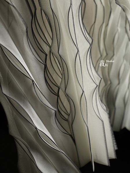 Transformation de tissu artistique Tissure tridimensionnelle Pleat Pleat Hourde Industrie Déstruction Jupe Clothing Designer Fabric
