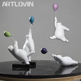 Artlovin Creative Flying Bear Figurines Ballon Polar Bears Figure Home Wall Mount Decoration Hars Modern Gift voor Jongen / Man / Kinderen 211105