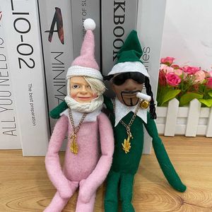 Arts and Crafts 2023 Décorations de Noël Creative Snoop On A Stoop Elf Doll Xmas Plush On A Bent Home Latex Ornements Nouvel An Elf Doll Gifts Y23