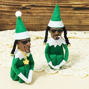 Arts et artisanat Décorations de Noël Snoop créatif sur une poupée elfe perchée en peluche de Noël sur une maison courbée Ornements en latex Cadeaux de poupée elfe du Nouvel An 2023 231017