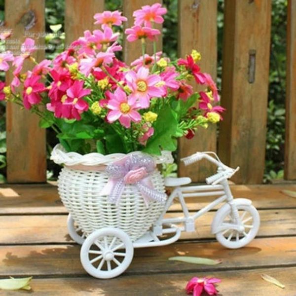 Arts et artisanat nouveau panier de fleurs décoratif de vélo le plus récent en plastique blanc Tricycle vélo conception panier de fleurs stockage fête décoration Pots 231017