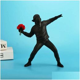 Arts et artisanat Statues en résine Scptures Banksy Statue de lanceur de fleurs Bomber Accessoires de décoration de la maison Ornements modernes Figurine Colle Othlb