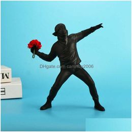 Artes y artesanías Estatuas de resina Scptures Banksy Flower Thrower Estatua Bomber Decoración del hogar Accesorios Adornos modernos Estatuilla Col Dhq8N