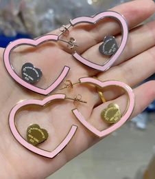 En tant que boucles d'oreilles de luxe de créateur d'origine, cerceaux de couleur rose vert, cerceaux en acier inoxydable t lettres de coeur boucles d'oreilles bijoux de mode pour femmes