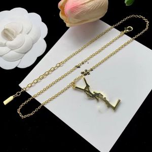 En tant qu'original de la lettre de bijoux de créateur y de créateur pendentif collier slim élégant 18k jaune solide solide grave filles femmes femmes d'anniversaire bijoux de mariage 45 cm