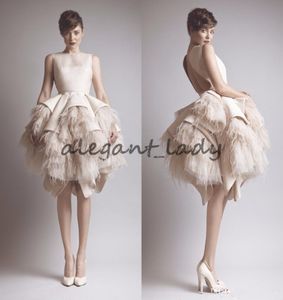 Ashi Studio Crew Neck Keyhole Back Lagen Satin Short A-Line Avondjurken met Ostrich Feather Prom Celebrity Jurys Krikor Jabotian