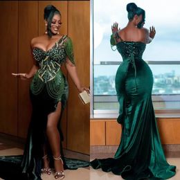 Aso Ebi Crystals Beaded Mermaid Prom Dresses Verde oscuro Un hombro Vestidos de noche sexy Rebordear Slit Side Mermaid Velevt Ropa para ocasiones especiales