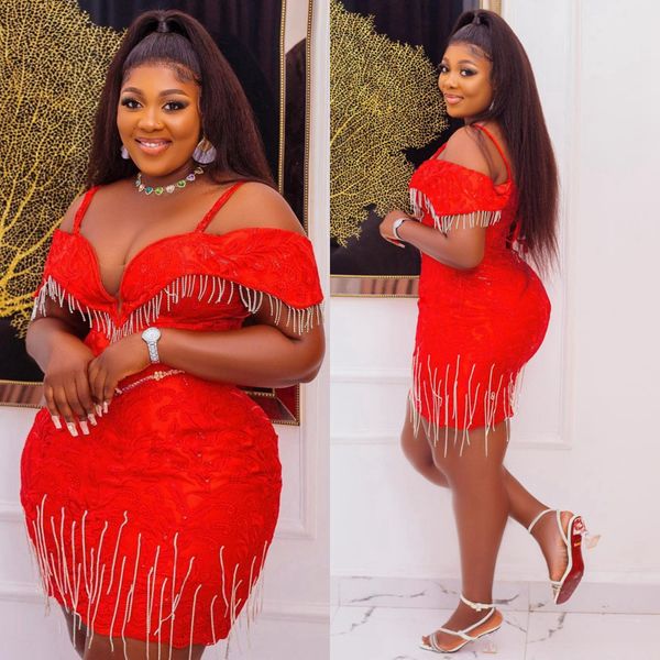 Aso Ebi Robe de cocktail grande taille Robe de remise de diplôme Rouge Bretelles spaghetti Mini robe formelle courte Perles Gland Dentelle Robes de bal pour filles noires Robe d'anniversaire C043