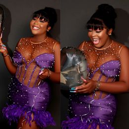 Aso Ebi Vestidos de cóctel de talla grande Vestidos cortos de fiesta Mini vestido de plumas moradas Vestido de graduación decorado con cristales de diamantes de imitación de ilusión para niña negra africana C056