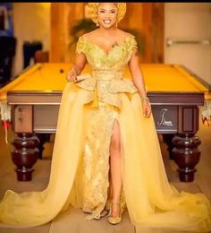 Aso Ebi Vestidos de noche de encaje amarillo Sirena 2022 Vestidos de fiesta largos africanos Frente dividido fuera del hombro Vestido modesto de madre de la novia Tallas grandes