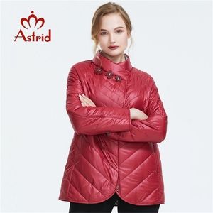 Astrid Automne Nouvelle Arrivée Femmes Veste Top Couleur Rouge Vêtements d'extérieur de haute qualité Style court Femmes Manteau d'automne AM 6145 LJ201021