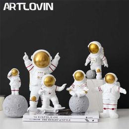 Astronaut beeldjes moderne home decor spaceman maan figuren decoratieve desktop ornamenten hars zilveren kosmonaut standbeelden man geschenk 211101