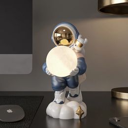 Astronauta sosteniendo la luna Noche Ornamento de luz Escultura Decoración del hogar Accesorios Estatuillas Figuras para el Interior 240507
