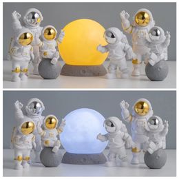 Adornos de astronauta Lámpara de luna Figuras de resina Statue Office Desktop Decoraciones para el hogar Regalos de Navidad 240521