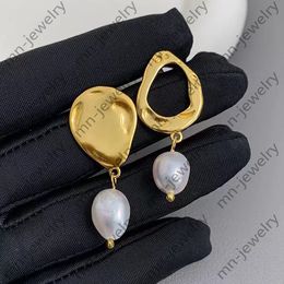 Boucles d'oreilles Charm asymétriques. Boucles d'oreilles en perles baroques naturelles, boucles d'oreilles design de niche féminine. Boucles d'oreilles avancées de luxe légères, boucles d'oreilles en or