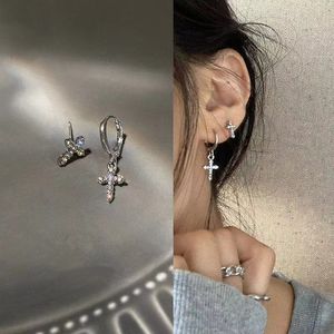 Asymmetrische dwarsartringen voor vrouwen grunge mode -stijl doordringende oorrel met cross hiphop sieraden