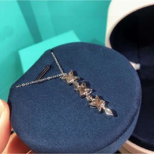 Asymmetrische vierbladige bloemhanger Ism met diamanten voor dames sleutelbeenbeen vlinderketting High Edition Trendy