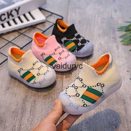 Athletic Outdoor 2021 Automne Chaussettes et chaussures pour bébé avec semelle souple pour nourrissons Chaussures de bébé respirantes pour enfants avec bandeau et chaussures d'apprentissage anti-coups de piedH240307