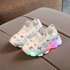 Athletic Outdoor 2022 Kids Sneakers Niños Bebés Niñas Niños Letter Mesh Led Luminous Sport Run Sneakers Shoes Cute Butterfly Toddler Girl Shoes W0329