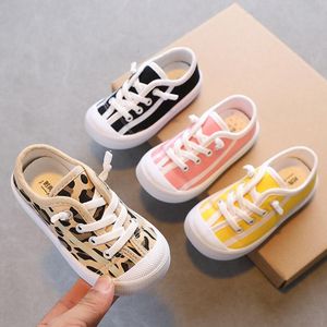 Atletische buitenbaby set voet een met één voet zachte canvas schoenen 2022 herfstmeisjes luipaard print casual jongens low-top sneakersathletic