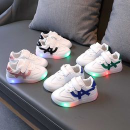 Athletische Outdoor-Kinder-beiläufige Laufschuhe mit Licht-LED-Jungen-Mädchen-Mode-Turnschuhe 2022 Frühling beleuchtete rutschfeste Sportschuhe leuchtende Stiefel W0329