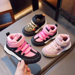 Athletic Outdoor Children Fashion Girls Girls Sneakers Hook Loop 2023 Spring and Automne New Narrow Band Boys Sport Chaussures Cool Coolian Style non glissant Y240518
