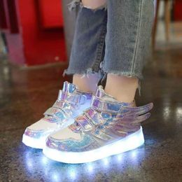 Atletische buitenkinderen Led Sneakers For Girl Luminous Shoes Baby Casual Shoes Kids Light Up Sole USB oplaad Mesh Ademende tennisvrouwen W0329