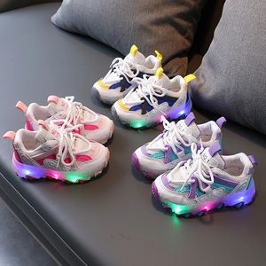 Chaussures de tennis lumineuses pour enfants en plein air athlétiques, baskets de mode à semelle lumineuse, pour garçons et filles, sport éclairé par LED, course respirante pour enfants 231218