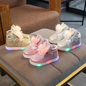 Athletic Outdoor Children S Sneakers LED Girls Blowing Kids Chaussures pour enfants Lumineux avec un rétro-éclairage 231218